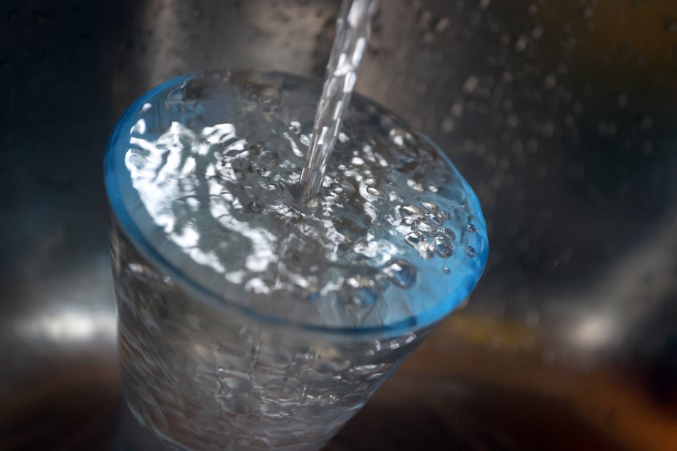 Auch am heißen Wochenende wird es in Dresden genügend Trinkwasser geben. (Symbolbild)