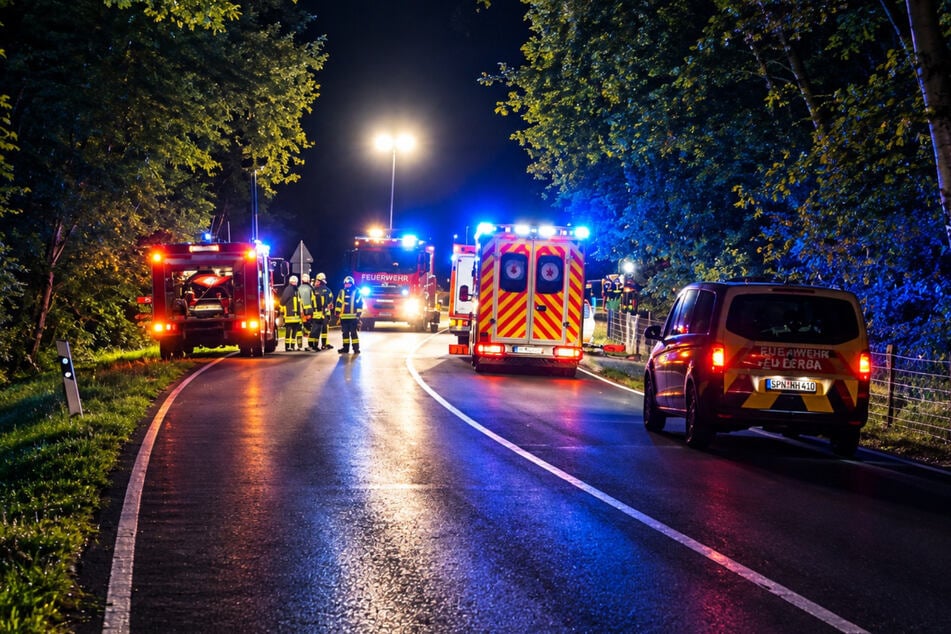 Polizei, Feuerwehr und Rettungsdienst an der Unfallstelle.