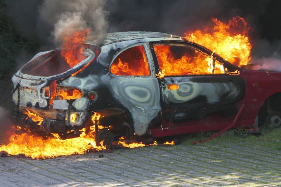 Flammen wüten in Renault: Feuerwehr kann nichts mehr tun
