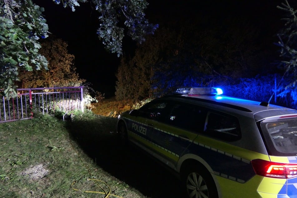 Zuvor sollen die Flüchtigen versucht haben, offenbar an diesem Absperrgeländer vorbeizufahren. Dabei kam es schließlich zum Sturz.