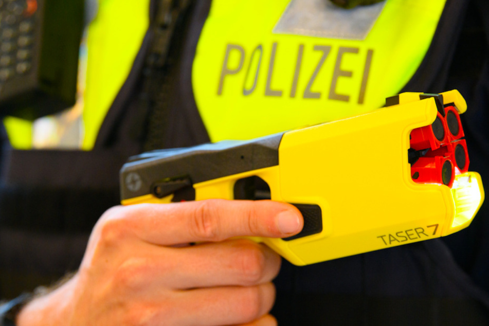 Weil der Ladendieb einem Beamten die Dienstwaffe entreißen wollte, setzten die Polizisten einen Taser ein, um ihn festzunehmen. (Symbolbild)