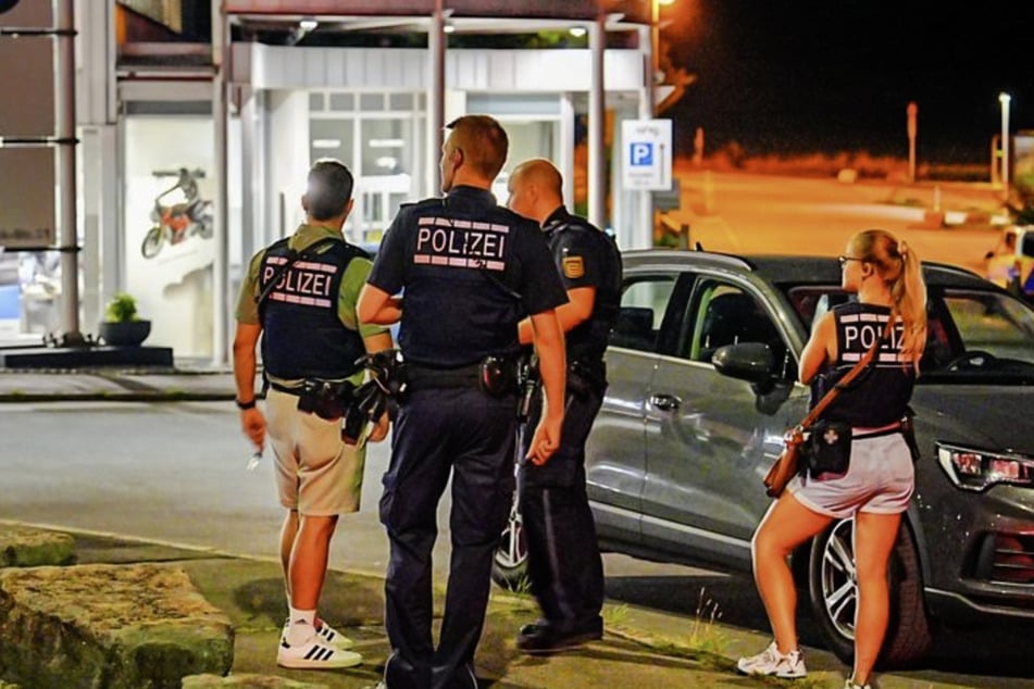 Erschreckende Szenen an Lidl-Parkplatz: Schuss auf fahrendes Auto, Täter flüchtig