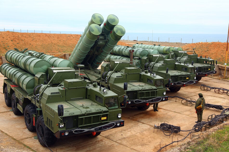 Eine Batterie russischer S-400 Luftabwehrraketen-Werfer auf der Krim. Dieses System konnte Russland bislang sehr erfolgreich exportieren. Der Nachfolger S-500 soll inzwischen an zwei Standorten in Russland produziert werden. (Archivbild 2018)