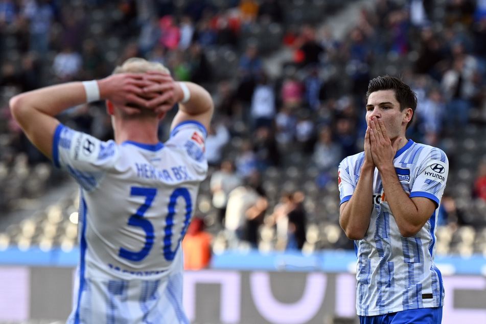 Ob zum Beispiel Dennis Jastrzembski (21, l.) und Team-Kollege Jurgen Ekkelenkamp (21, r.) zu den betroffenen Hertha-Profis gehören, die jetzt zahlen müssen, ist nicht bekannt.