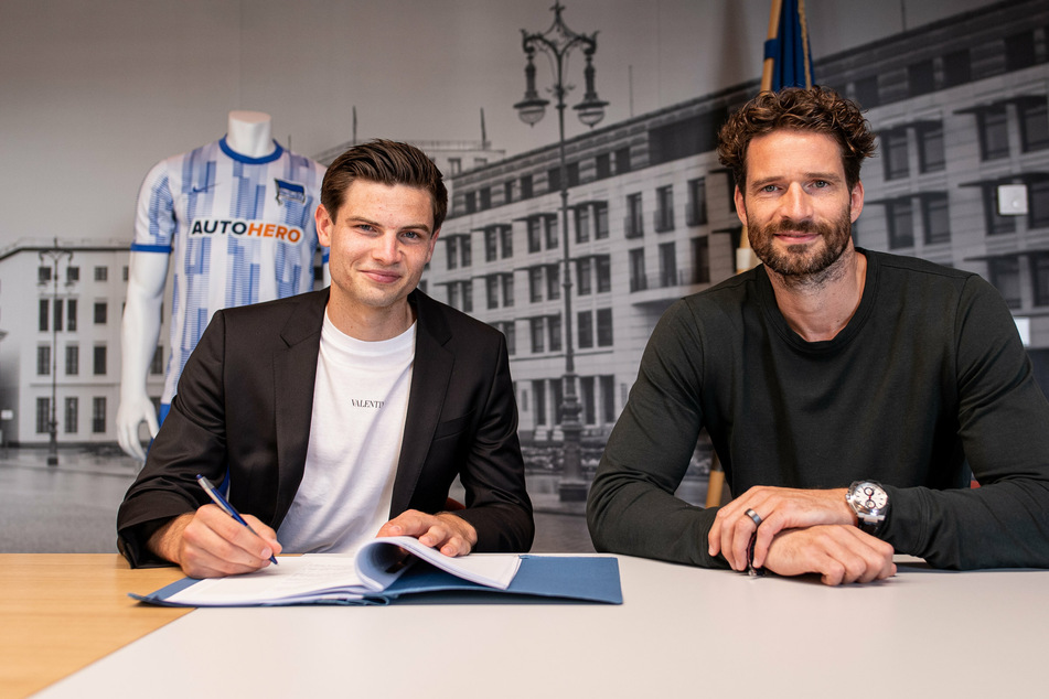 Neuzugang Jurgen Ekkelenkamp (21, l.) bei der Vertragsunterzeichnung mit Sportdirektor Arne Friedrich (42) von Hertha BSC