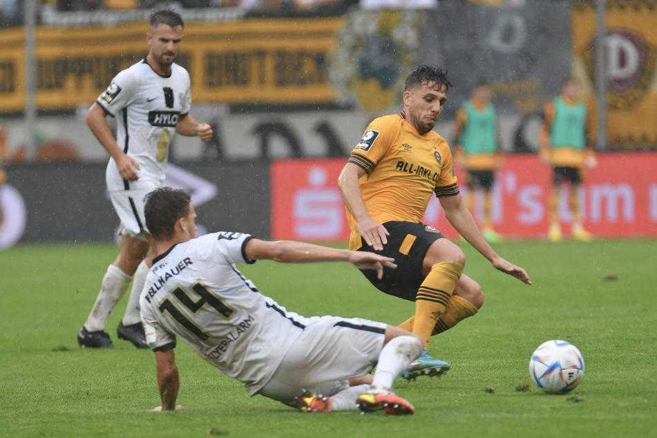Ahmet Arslan (r.) setzte sich in dieser Szene gegen Robin Fellhauer durch. Er erzielte vier der letzten fünf Dynamo-Tore.