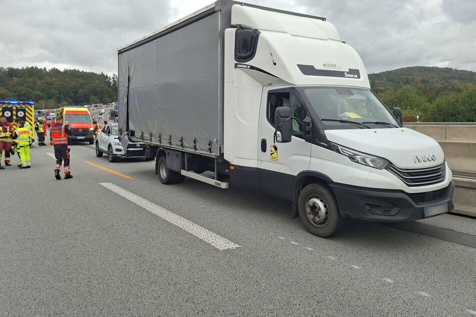 Auch die Seitenplane des Iveco-Transporters wurde bei dem Unfall beschädigt.