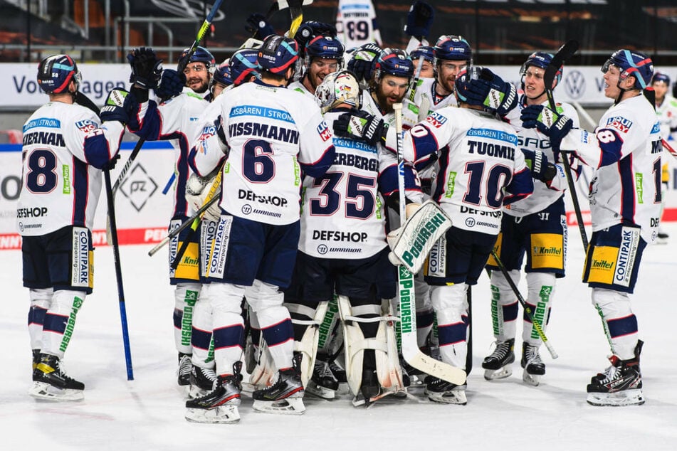 Die Eisbären-Spieler stehen nach ihrem Sieg vom Mittwoch jubelnd auf der Eisfläche. Am Freitag findet in Berlin das Entscheidungsspiel um den DEL-Titel gegen die Grizzlys Wolfsburg statt.