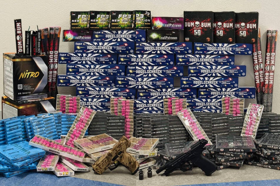Die Ermittler haben bei beiden Tatverdächtigen jeweils mehr als 17 Kilogramm illegale Feuerwerkskörper beschlagnahmt.
