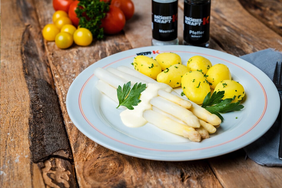Im Restaurant von Möbel Kraft gibt's deutschen Spargel jetzt super günstig