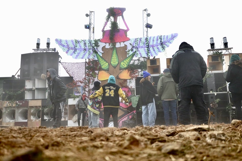 Das Festival findet auf einem Flughafengelände 200 Kilometer südlich von Madrid statt.