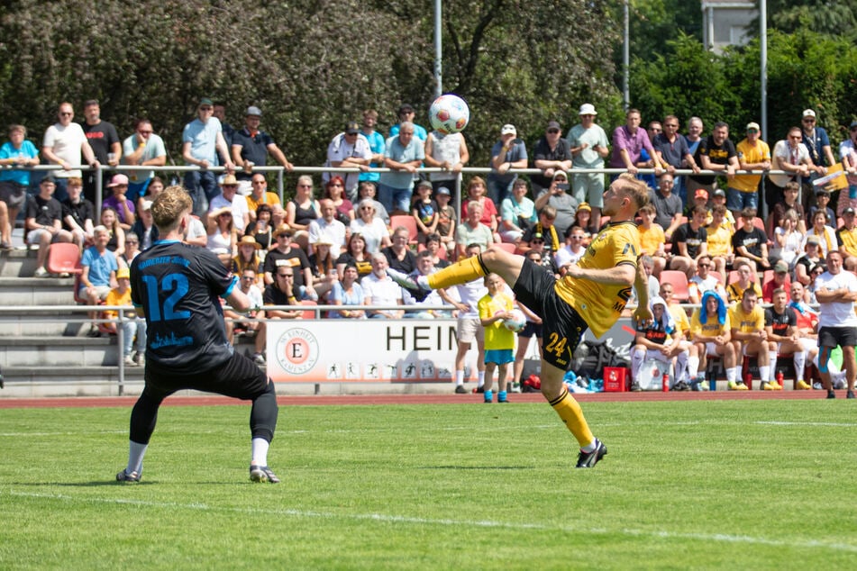 Tony Menzel (r.) eröffnete den Torreigen nach rund einer Viertelstunde, danach ließ Dynamo noch mehr als ein Dutzend Treffer folgen.