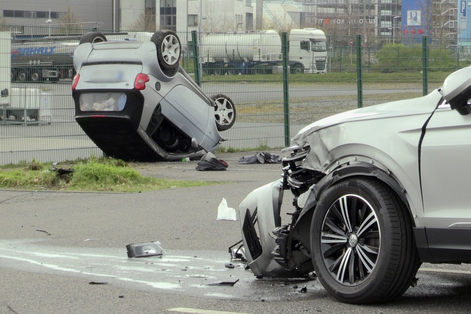 Smart durchbricht Zaun, kracht gegen Auto und überschlägt sich