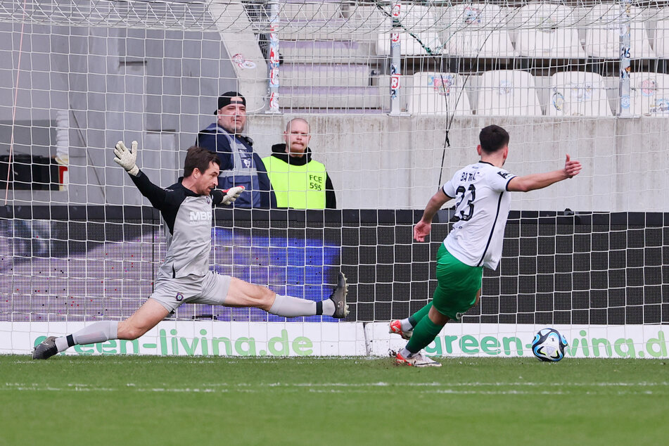 Münster-Spieler Malik Batmaz (r.) trifft gegen Aue-Keeper Martin Männel zum 0:1.