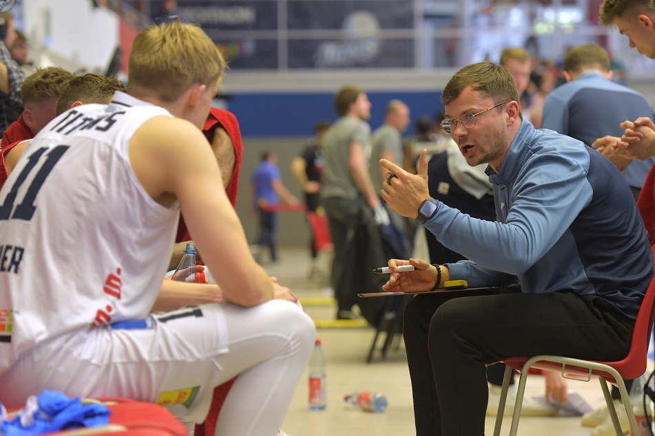 Titans-Coach Fabian Strauß (30. r.) war nur mit den letzten acht Minuten seines Teams nicht zufrieden.