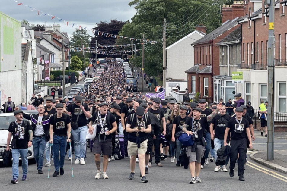 Mit einem Fanmarsch ging es für die über 1000 mitgereisten Fans zum Mourneview Park.