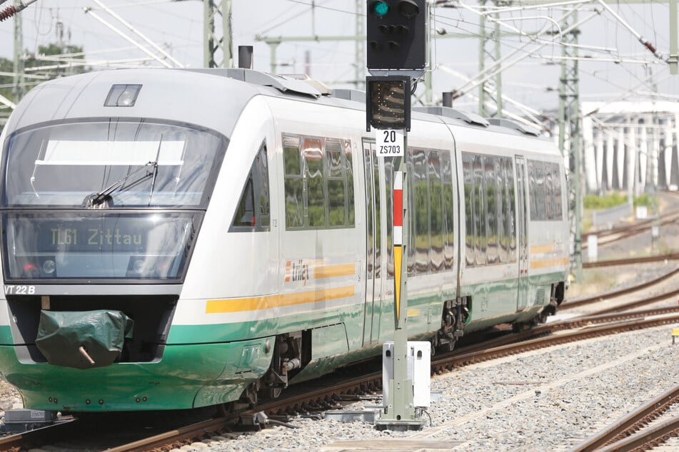 Wer zwischen Ebersbach und Zittau mit dem ÖPNV reisen möchte, muss auf den Ersatzverkehr umsteigen. Züge können wegen einer einsturzgefährdeten Brücke nicht fahren.