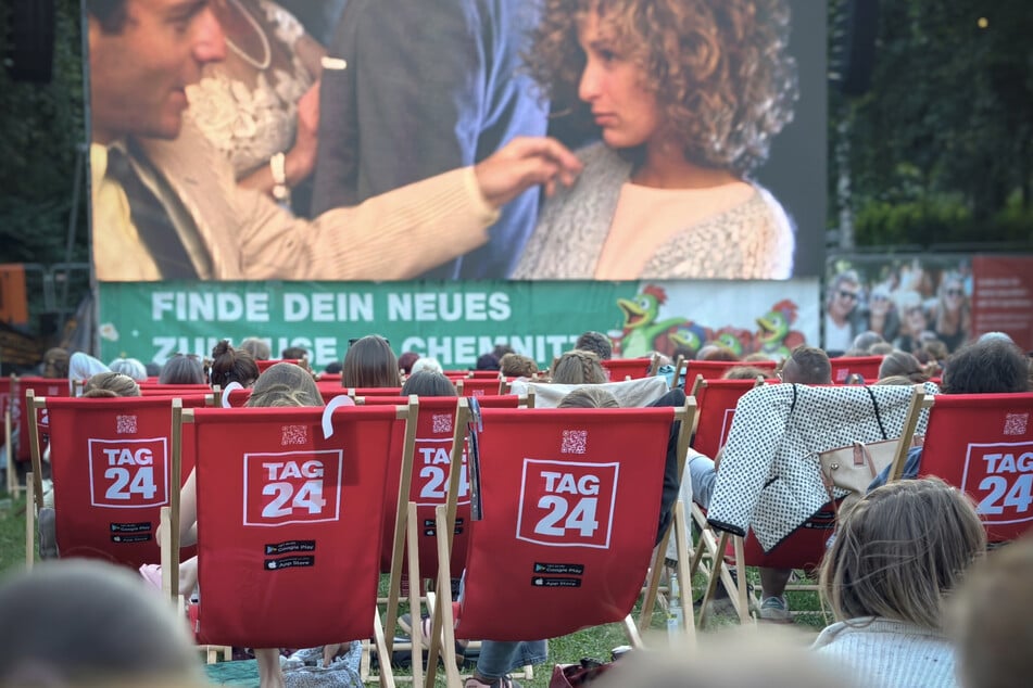 Beim TAG24 Sommerkino in Pirna flimmern noch bis Sonntag Filmhighlights unter freiem Himmel über die Leinwand.