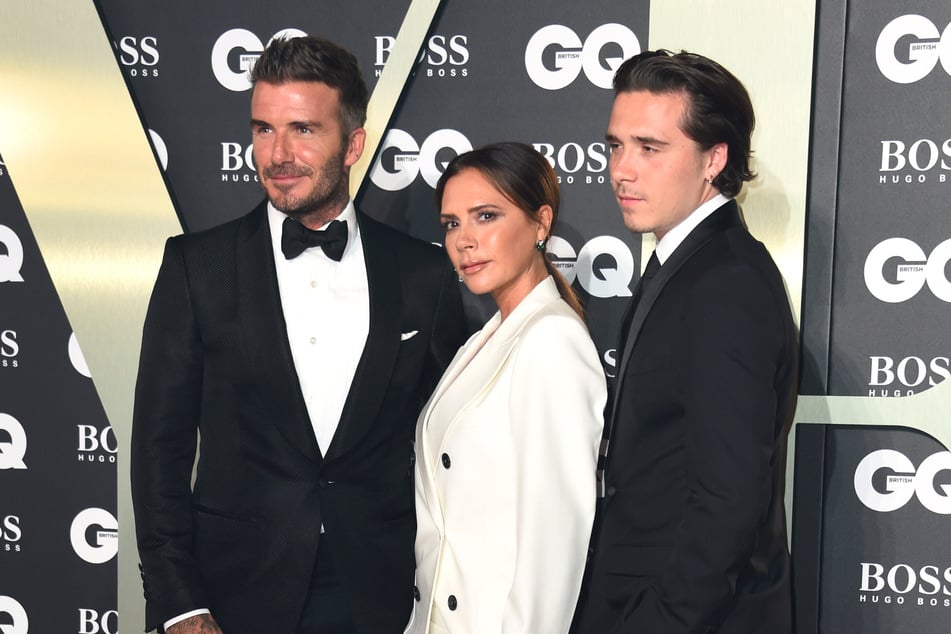 Zwischen Brooklyn Beckham (27, r.) und seinen Eltern David (51) und Victoria Beckham (52) sind die Fronten verhärtet.