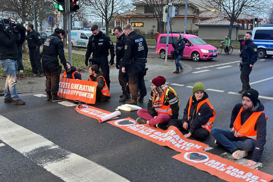Derzeit blockieren Aktivisten der Letzten Generation den Verkehr auf der B1 in Magdeburg.