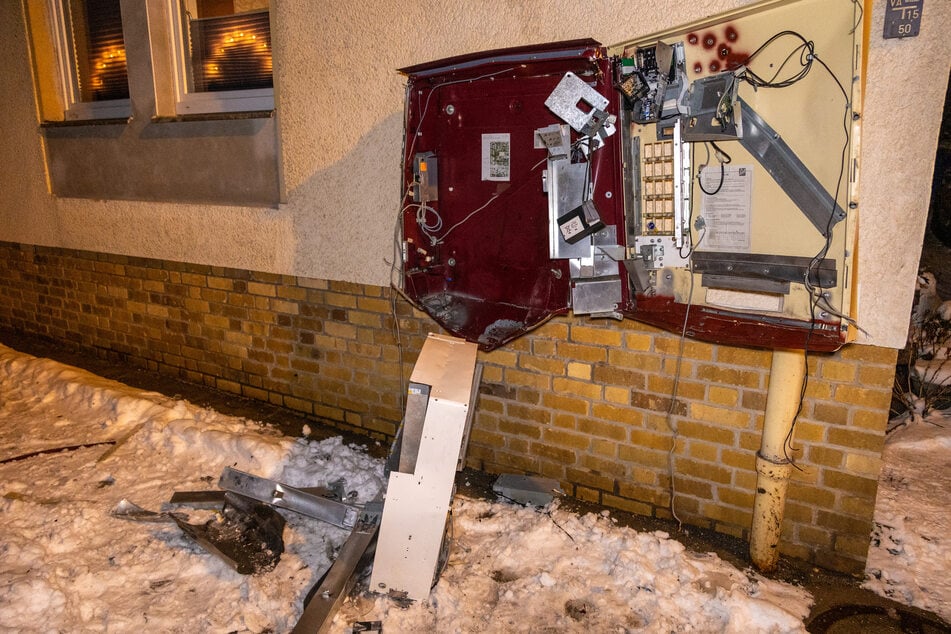 In der Hauptstraße in Bad Schlema wurde ein Zigarettenautomat aufgesprengt.
