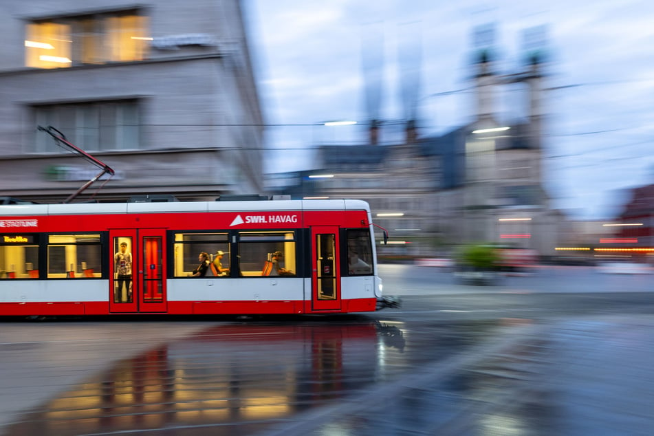 Ein denkmalgeschütztes Haus in Halle gefährdet den Verkehr. (Archivbild)