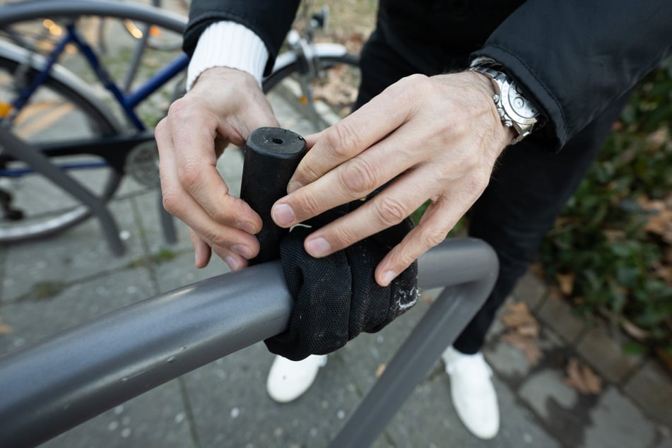 Auch zurückgelassene Fahrradschlösser werden von dem "Müll-Influencer" entfernt.