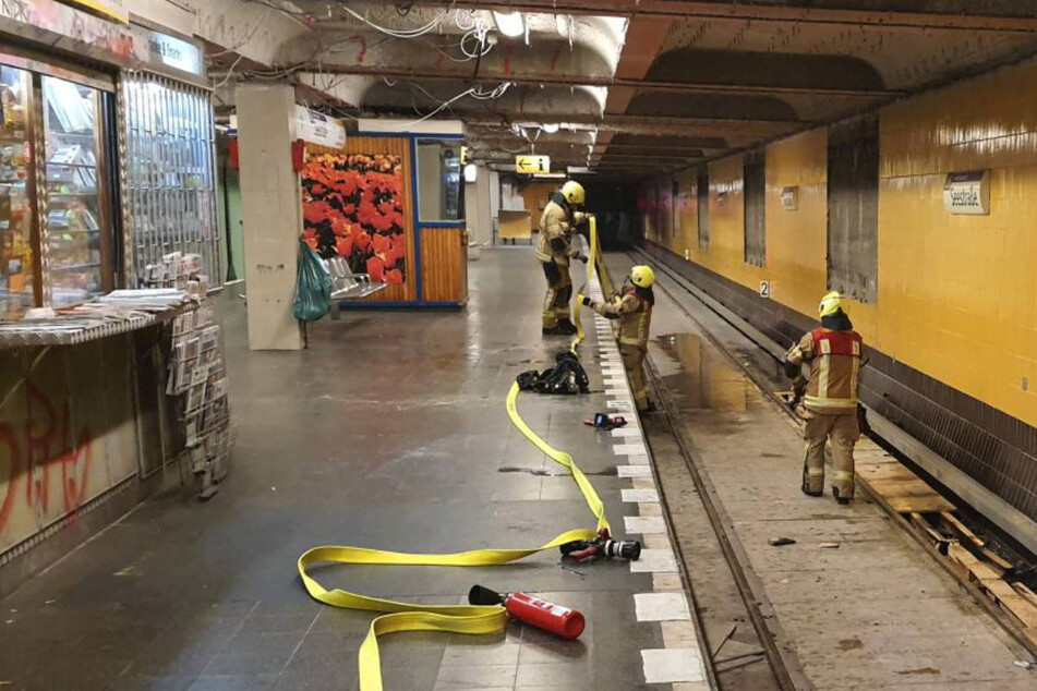 In dem Bahnhof der U-Bahnlinie 6 haben Dämmmaterialien Feuer gefangen.