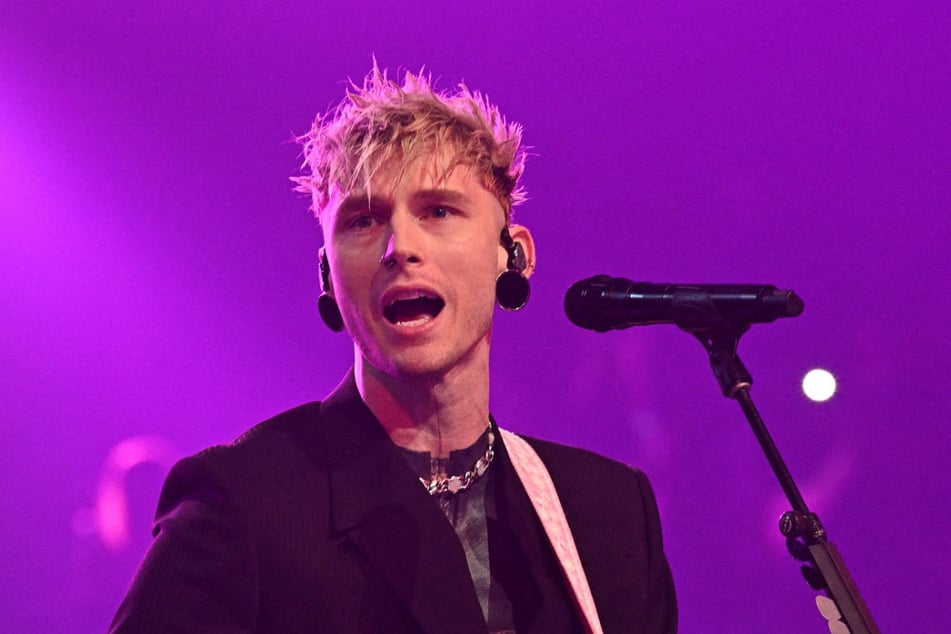 Der mehrfach Emmy-nominierte Musiker Machine Gun Kelly (34) will in der Halbzeit die Allianz-Arena zum Kochen bringen.