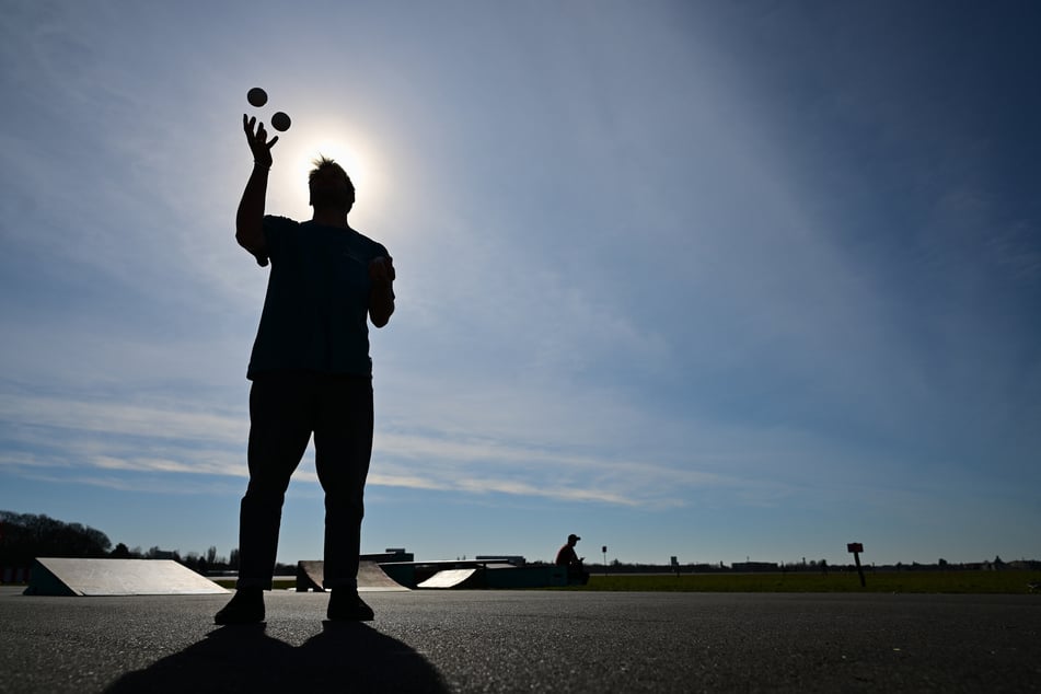 Die milden Temperaturen locken Menschen auf das Tempelhofer Feld.