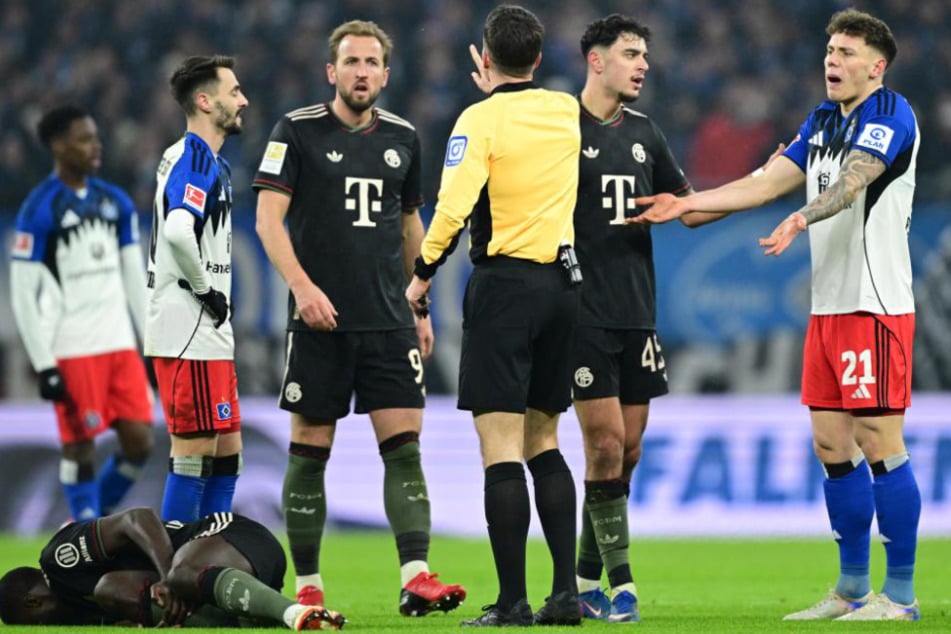 Die Münchner suchten sehr oft das Gespräch mit Schiedsrichter Harm Osmers (41, 3.v.r.) - das missfiel HSV-Profi Nicolai Remberg (25).