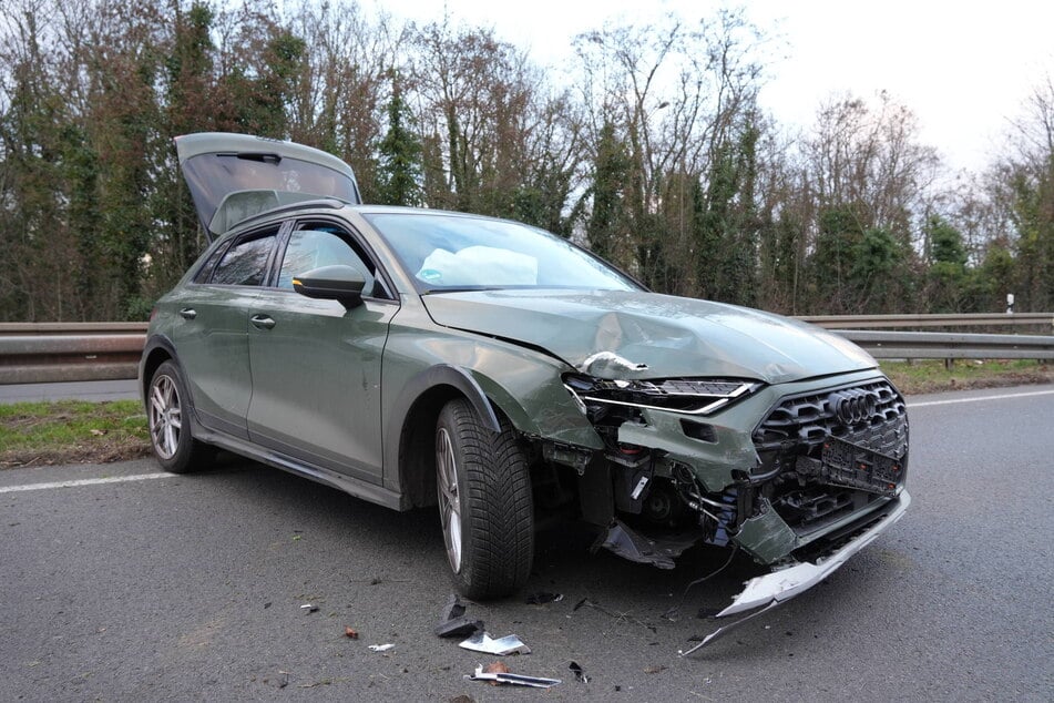 Der Audi kam alleinbeteiligt von seiner Fahrspur ab.