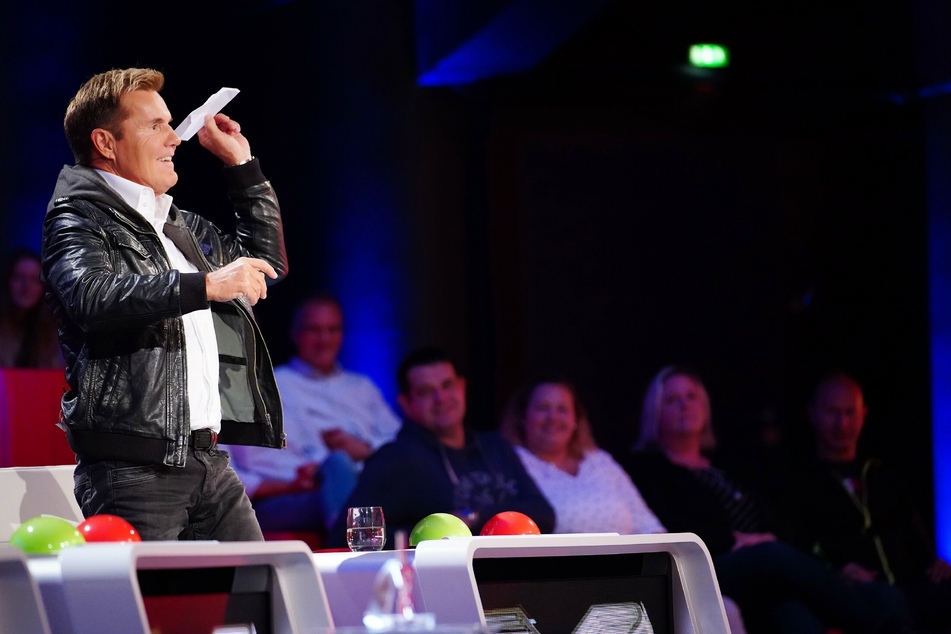 Dieter Bohlen (66) greift sich einen Papierflieger und testet sein Talent als Pilot.