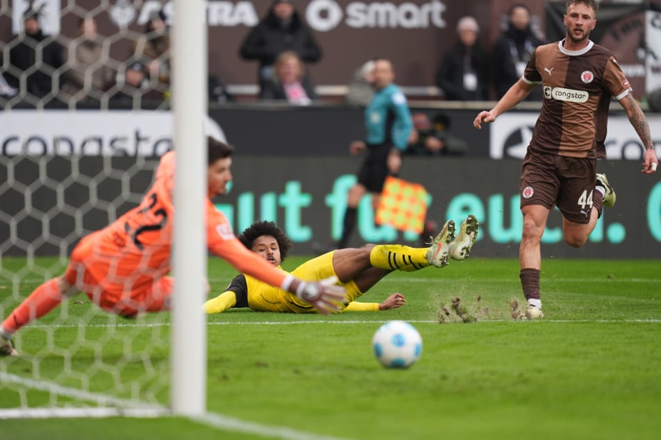 Direkt vor dem Halbzeitpfiff hatte Karim Adeyemi die größte Chance der Partie. Sein Schuss ging jedoch knapp am langen Pfosten vorbei.