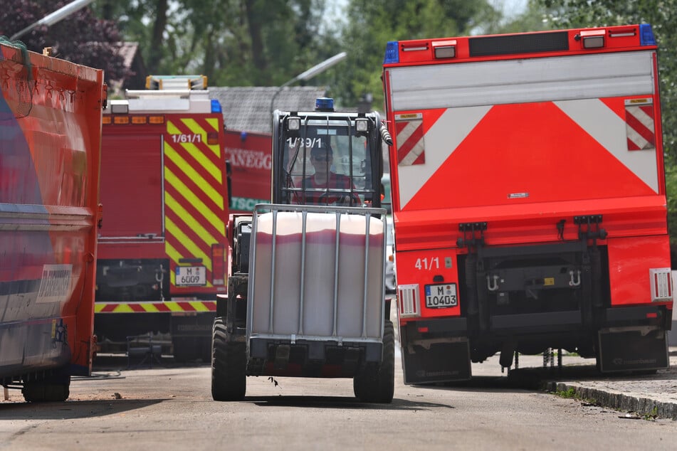 Die Rettungskräfte sind nach der Flut mit den Aufräumarbeiten beschäftigt.