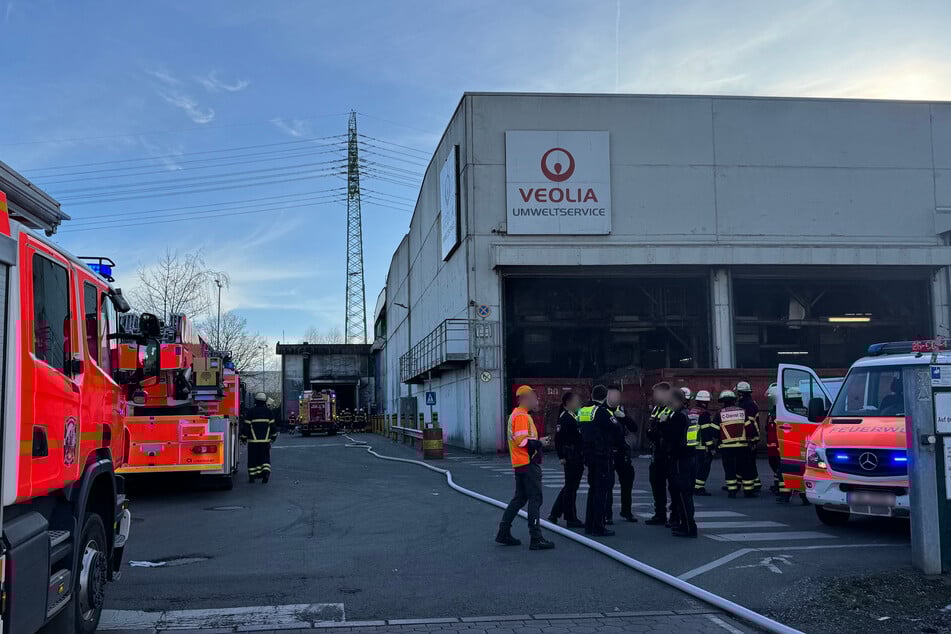 Drei Personen wurden bei dem Brand leicht verletzt.