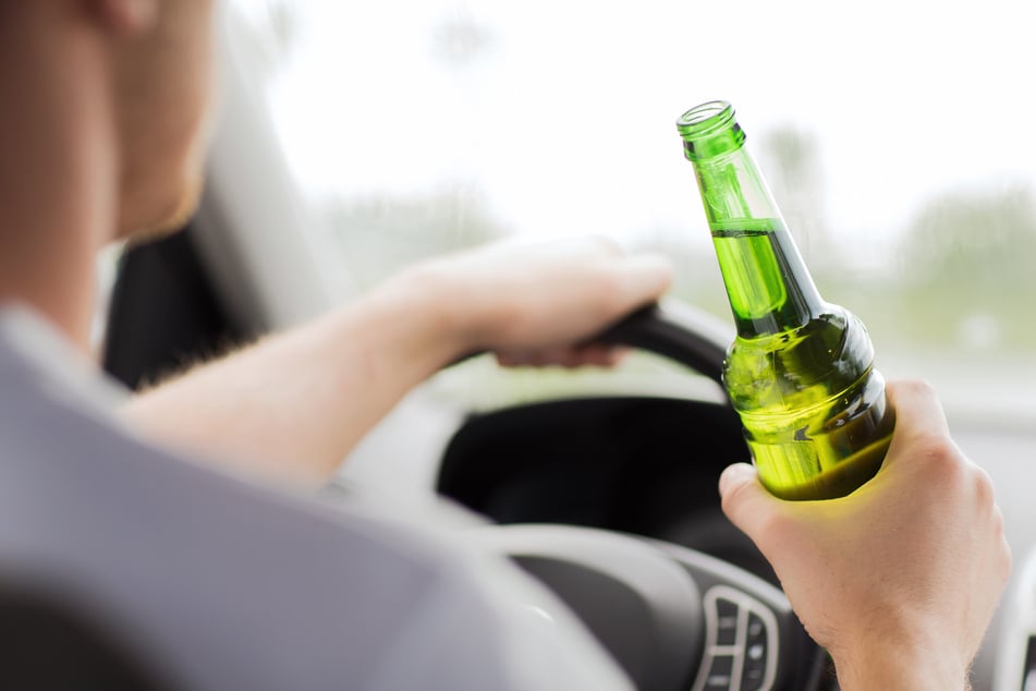 Zwar hatte der Trunkenbold bei der Kontrolle nicht gleich die Bierflasche in der Hand. Die Bierdosen in seinem Auto hatten jedoch dieselbe Wirkung auf die Beamten. (Symbolbild)