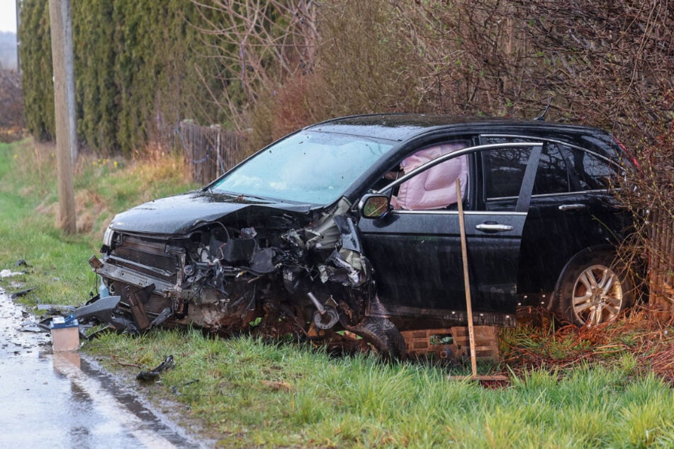Der Honda rutschte mit dem Heck in einen Zaun.