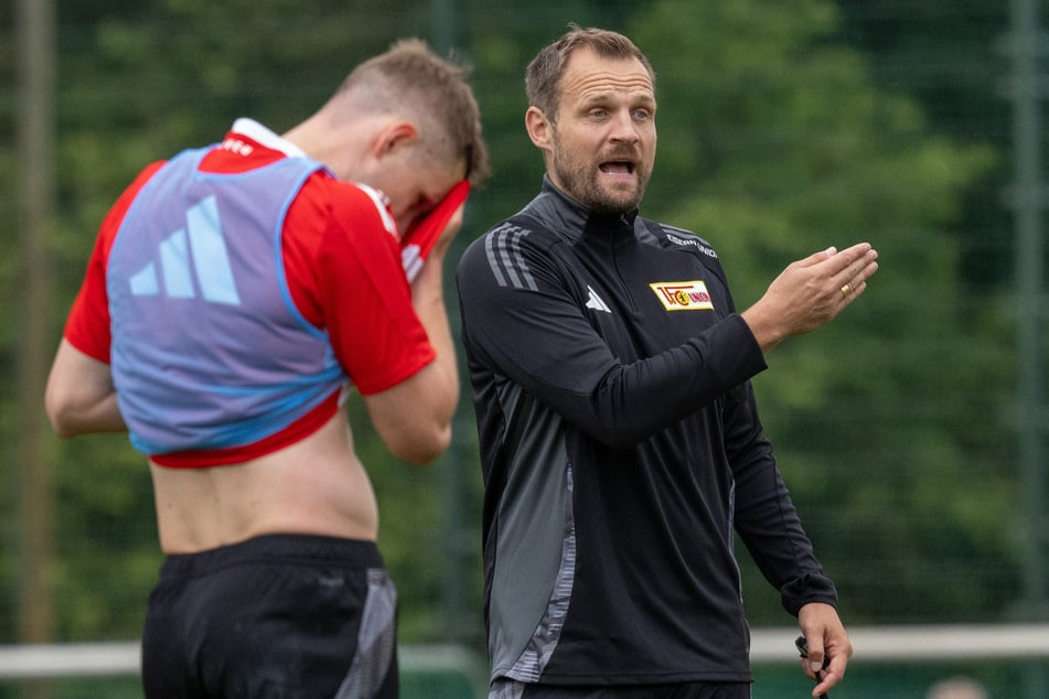 Unions neuer Cheftrainer Bo Svensson gibt beim Trainingsauftakt für die Saison 2024/2025 klare Anweisungen.