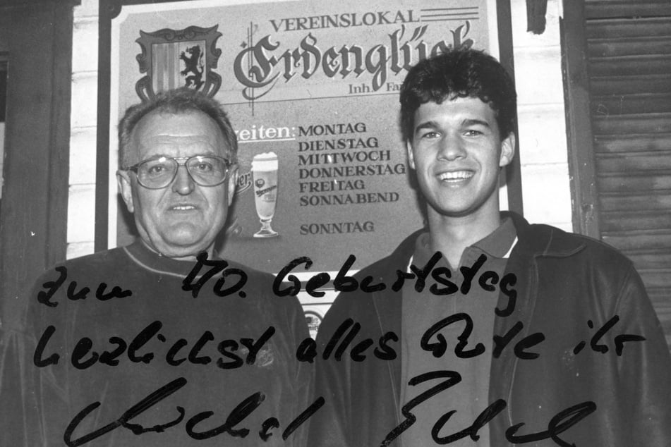 Michael Ballack (r.) und der damalige Stammtisch-Organisator Heinz Franke im "Erdenglück" in den 1990er-Jahren.