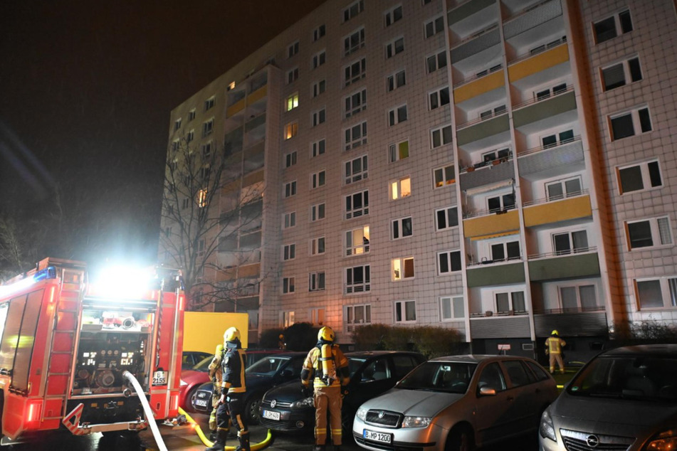 Berlin: Feuerwehr bekämpft Kellerbrand in Berlin-Friedrichsfelde