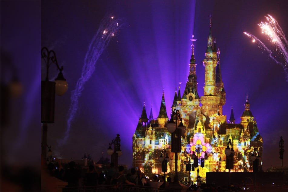 Forget costumed characters! Disney may use interactive 3D images at theme parks