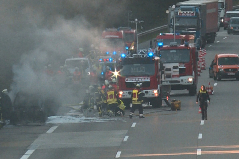 Unfall A7: Auto brennt auf der A7 ab: Vollsperrung dauert noch an