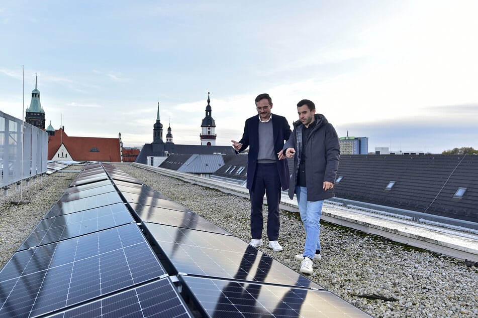 Auf dem Dach präsentierten Kriton-Mitarbeiter Max Tesing (32, l.) und Solation-Geschäftsführer Sebastian Hugl (36) die Solaranlage.