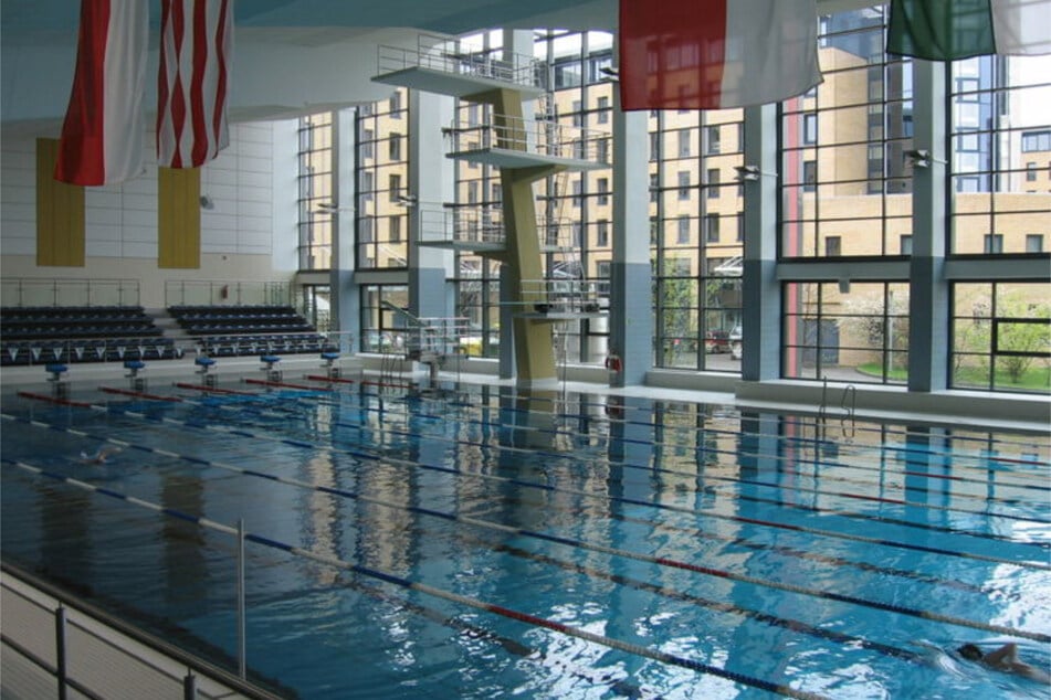 Das Dach der Elbeschwimmhalle weist erhebliche Mängel auf.