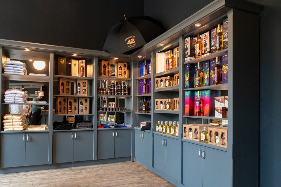 Die Verkaufsregale sind schon mit Whisky und diversen Merchandise-Artikeln bestückt.