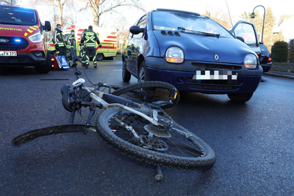 Der Fahrradfahrer wurde durch den Crash schwer verletzt.