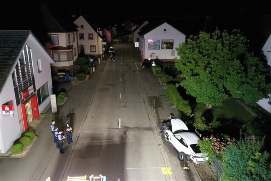 Der Porsche wurde nach der Kollision mit dem Opel gegen ein Hoftor geschleudert, krachte dann gegen ein Schild und einen Gartenzaun, ehe er am rechten Straßenrand zum Stehen kam.