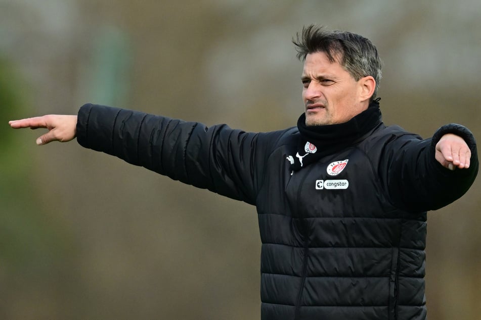 St. Paulis Trainer Alexander Blessin (52) bewahrt trotz der prekären Situation die Ruhe.