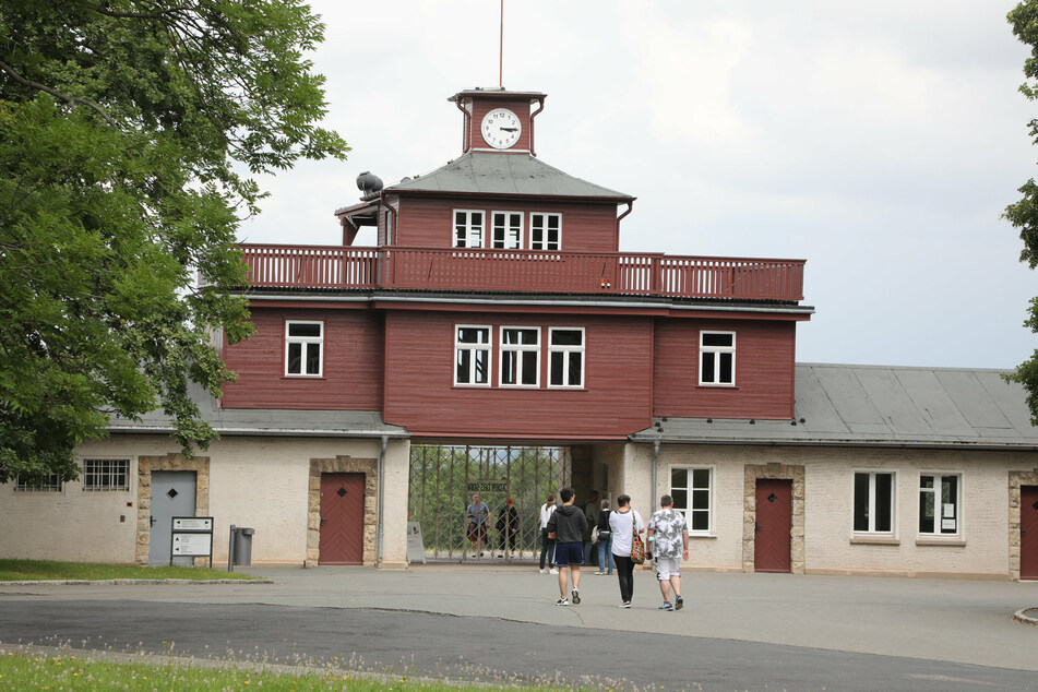 Vor dem Konzentrationslager Buchenwald hängten AfD-Mitglieder Wahlplakate auf. Diese wurden von der Buchenwald-Stiftung entfernt.